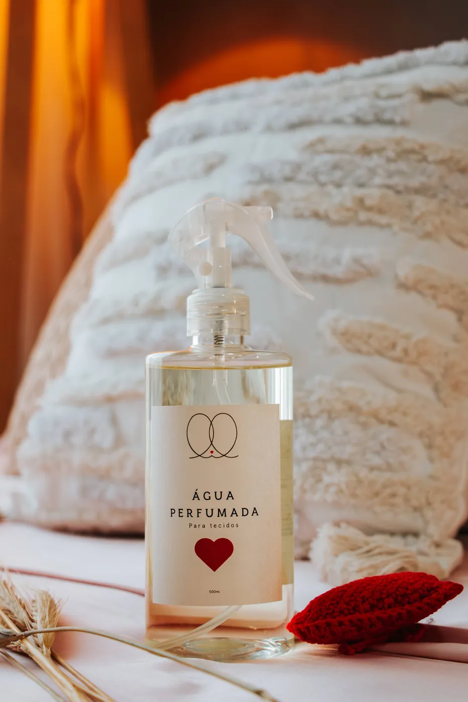 Água Perfumada Liliss sobre a cama